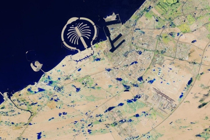 nasa revela impactantes imágenes de inundaciones en emiratos árabes