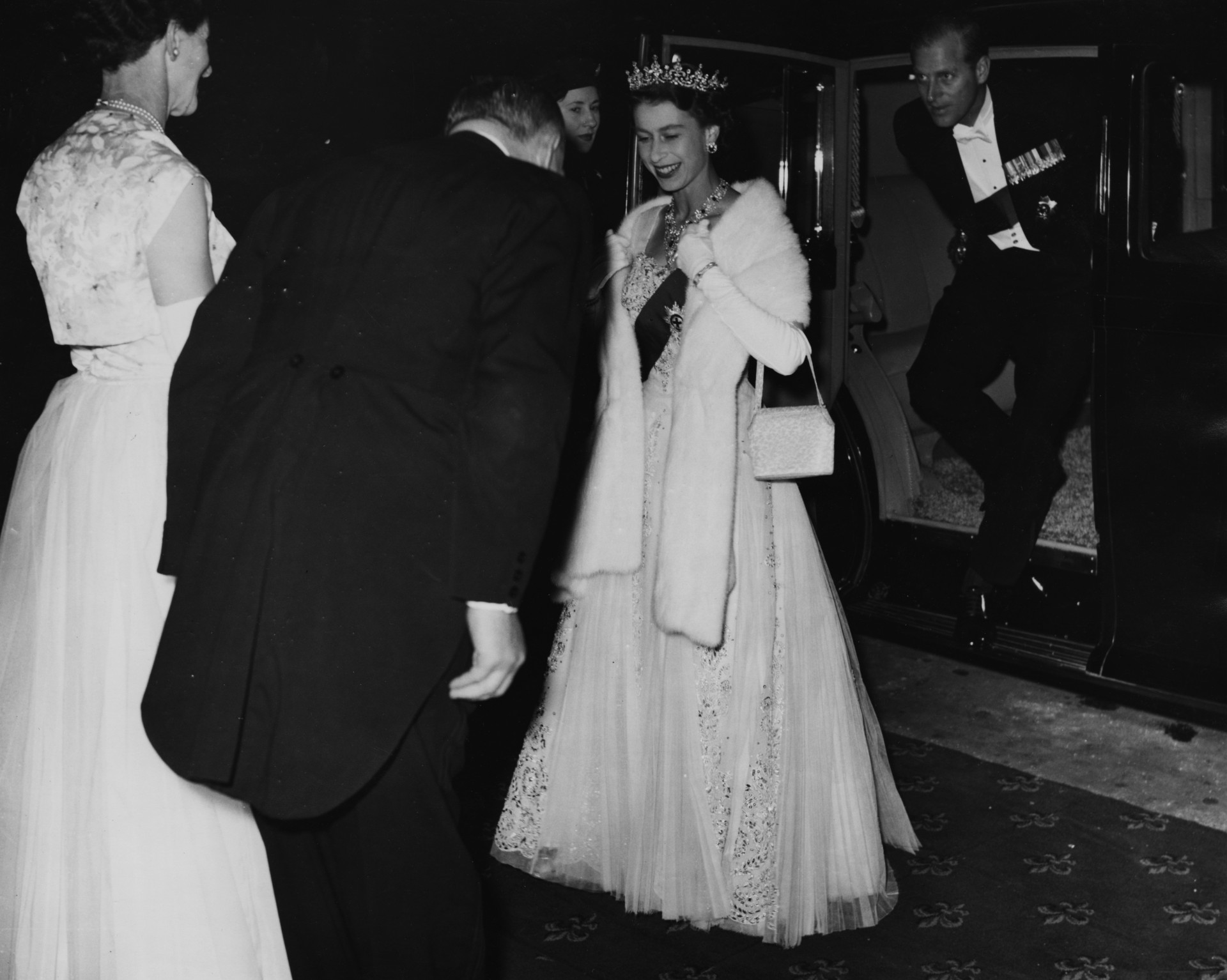 During the Australian leg of their tour, Queen Elizabeth and the Duke of Edinburgh are greeted by the Hon. Thomas Playford upon their arrival for a State Banquet at Parliament House.<p><a href="https://www.msn.com/en-au/community/channel/vid-7xx8mnucu55yw63we9va2gwr7uihbxwc68fxqp25x6tg4ftibpra?cvid=94631541bc0f4f89bfd59158d696ad7e">Follow us and access great exclusive content every day</a></p>