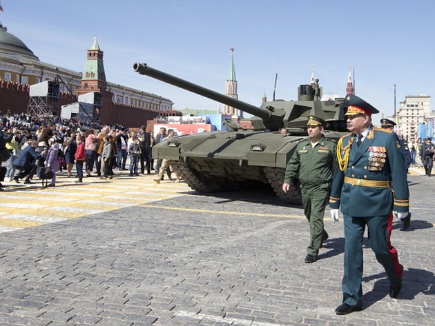 ruská armáda konečně dostane supermoderní tank armata. ukrajinu mine