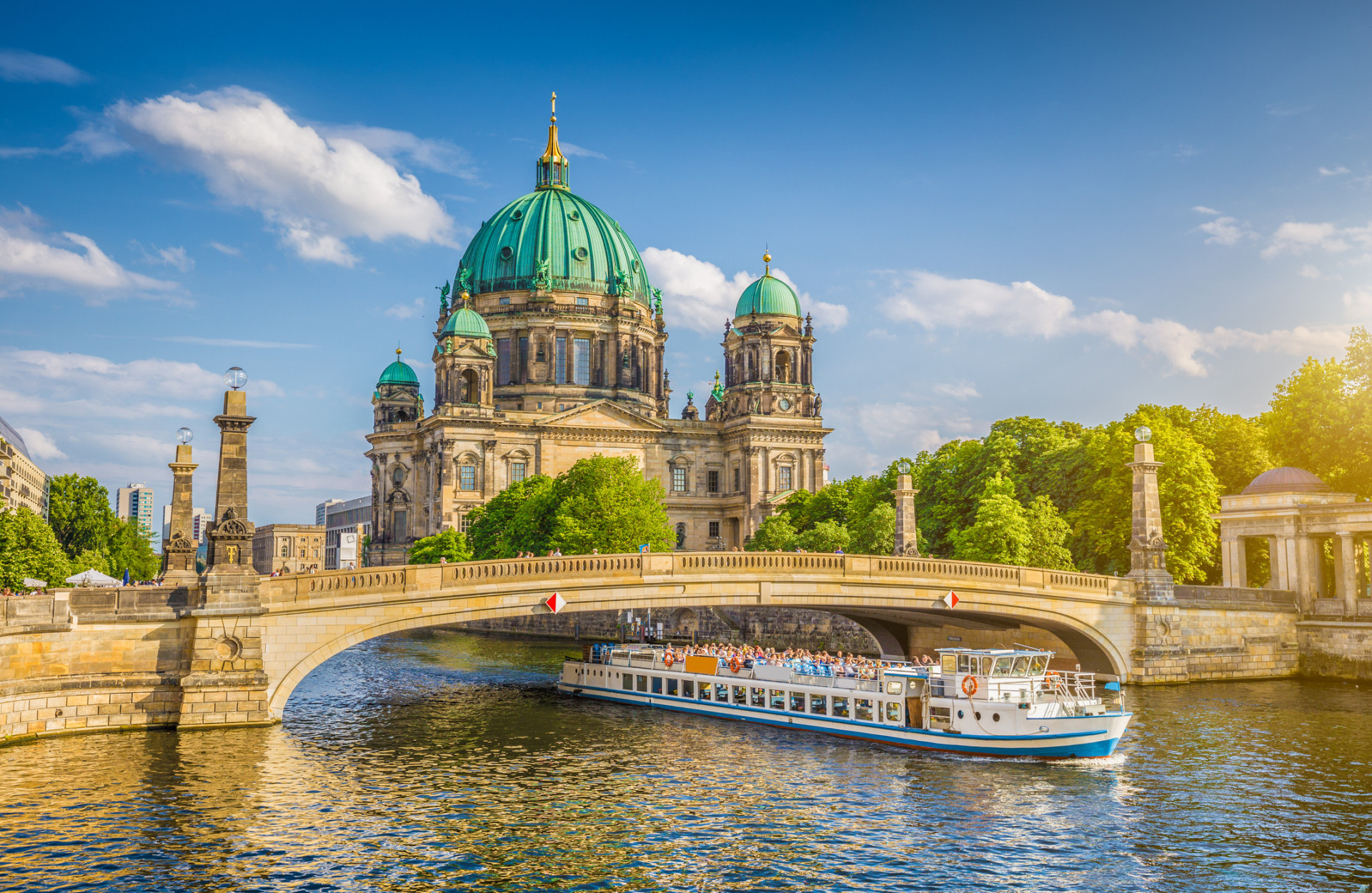 Un moyen plaisant d'admirer Berlin est d'emprunter la rivière Sprée pour une croisière que vous n'êtes pas prêt d'oublier. <p>Tu pourrais aussi aimer: </p>