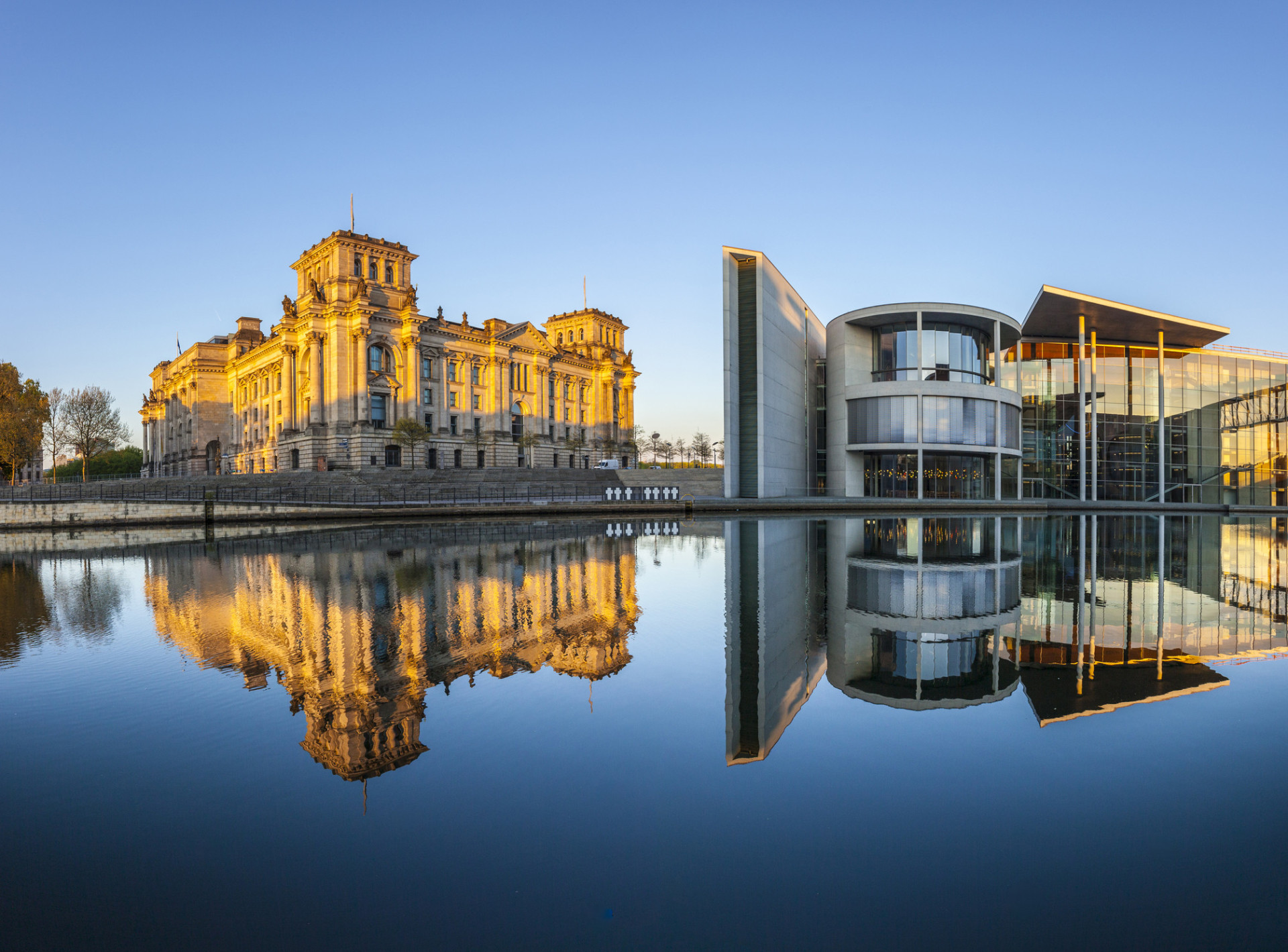 Symbole puissant de la guerre et de la réunification, le bâtiment historique du Reichstag est le siège du parlement allemand, le Bundestag.<p><a href="https://www.msn.com/fr-fr/community/channel/vid-7xx8mnucu55yw63we9va2gwr7uihbxwc68fxqp25x6tg4ftibpra?cvid=94631541bc0f4f89bfd59158d696ad7e">Suivez-nous et accédez tous les jours à du contenu exclusif</a></p>