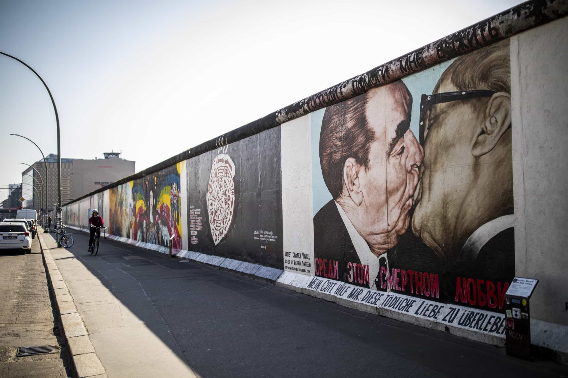 <p>Si vous êtes un(e) adepte de street art, vous devez absolument vous rendre à cette galerie à ciel ouvert. Vous pourrez y admirer une série de fresques murales sur 1 316 mètres de ce qu'il reste du mur de Berlin. </p><p><a href="https://www.msn.com/fr-fr/community/channel/vid-7xx8mnucu55yw63we9va2gwr7uihbxwc68fxqp25x6tg4ftibpra?cvid=94631541bc0f4f89bfd59158d696ad7e">Suivez-nous et accédez tous les jours à du contenu exclusif</a></p>