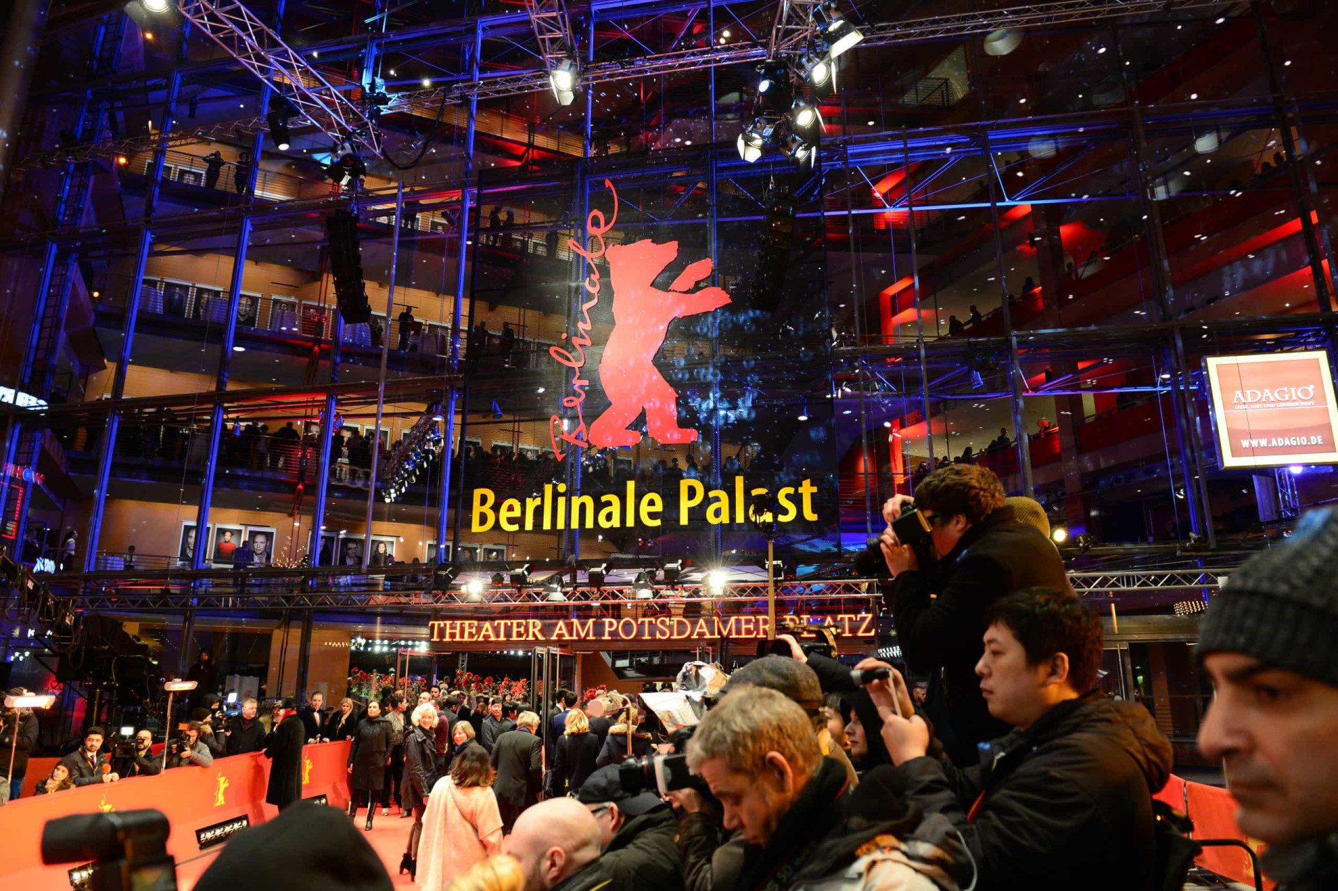 <p>Organisé chaque année en février, la Berlinale met en compétition des films pour le très convoité ours d'or. Le Berlinale Palast est le lieu où se tiennent les avant-premières en compétition.</p><p><a href="https://www.msn.com/fr-fr/community/channel/vid-7xx8mnucu55yw63we9va2gwr7uihbxwc68fxqp25x6tg4ftibpra?cvid=94631541bc0f4f89bfd59158d696ad7e">Suivez-nous et accédez tous les jours à du contenu exclusif</a></p>