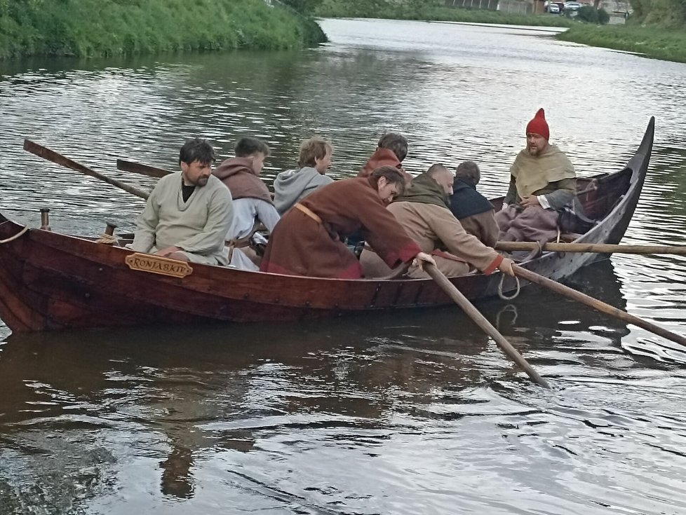 nadšenci z brněnska postavili repliku vikingské lodě: chtějí s ní plout až k baltu