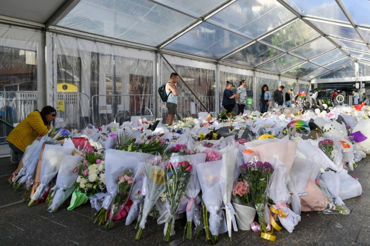 attaque au couteau à sydney - a sydney, l'hommage aux victimes d'une tuerie au couteau qui a stupéfié l'australie