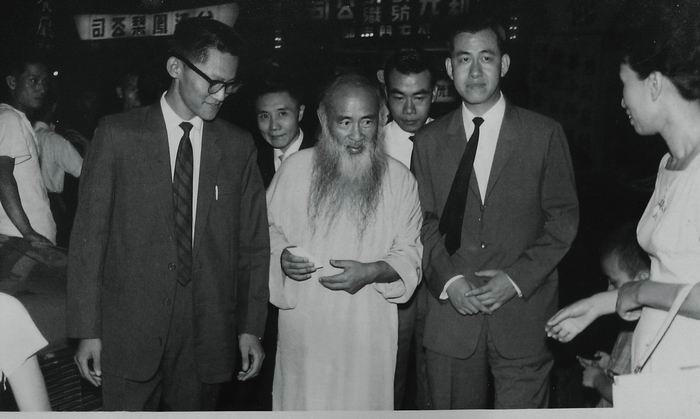 1964年，傅申（左）与丁翼（右）在台北拜会张大千（中）