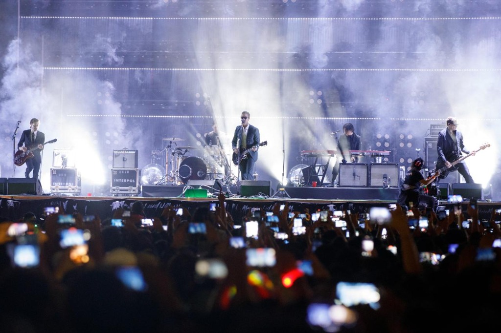 miles de amantes del rock se congregan para concierto de interpol en el zócalo