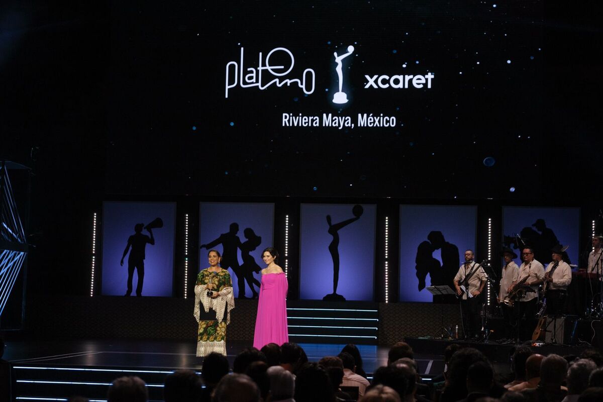 mara lezama reconoce premios platino 2024, edición xi celebrada en xcaret