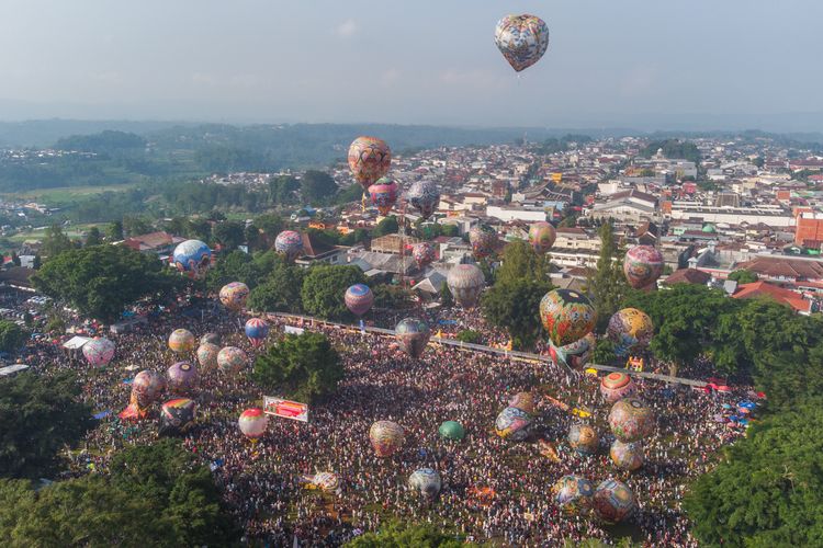 puncak festival balon 2024, alun-alun wonosobo jadi lautan manusia