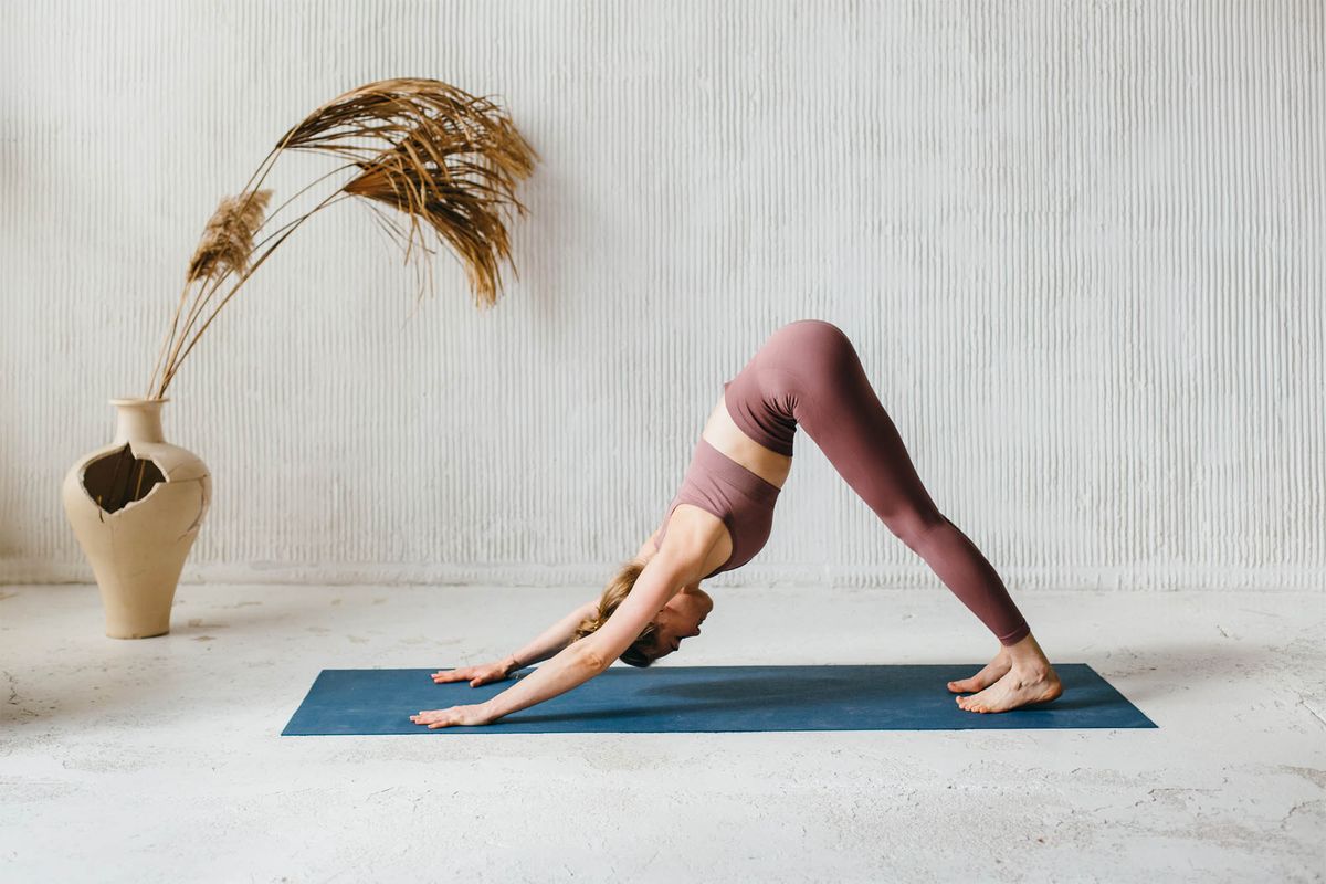 una experta en yoga revela cuáles son los 3 mejores ejercicios para mejorar la elasticidad y fortalecer la musculatura