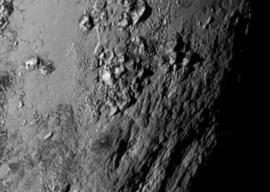 冥王星の地表にある「巨大なハート」...科学者を悩ます存在の謎がついに解明か 「地下に海」の可能性は低下