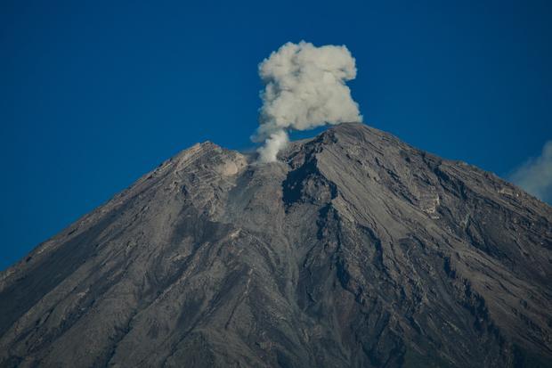 gunung semeru kembali erupsi, letusan abu setinggi 1,5 kilometer
