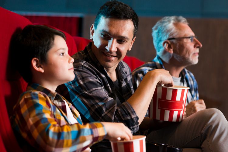 8 tips mengajak anak nonton bioskop, pilih film sesuai usia