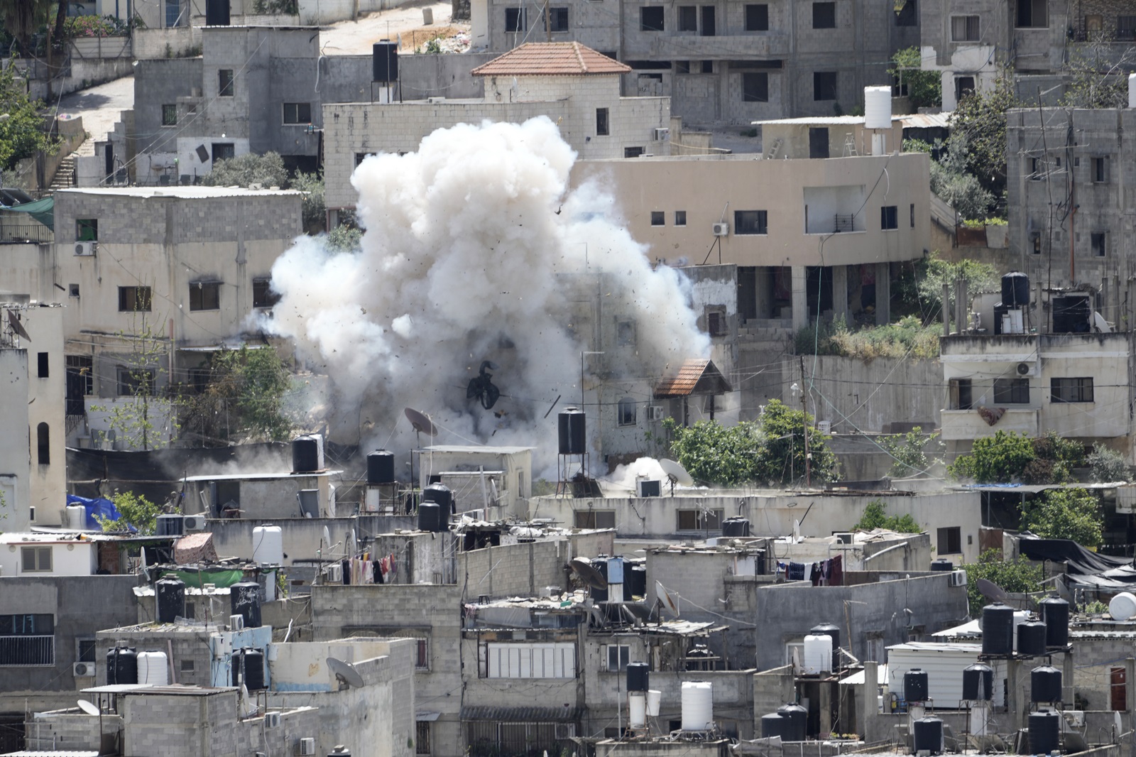 τουλάχιστον 14 νεκροί από επιδρομή του ισραήλ στη δυτική όχθη - συνεχίζεται η επίθεση στη γάζα