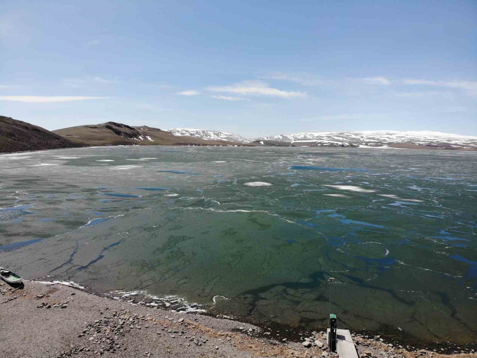kars’ın zirvesindeki gölün buzları çözülüyor
