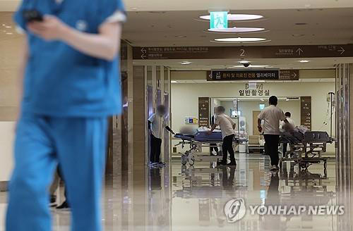 A medical worker walks down a corridor at a major hospital in Seoul on April 19, 2024. (Yonhap)
