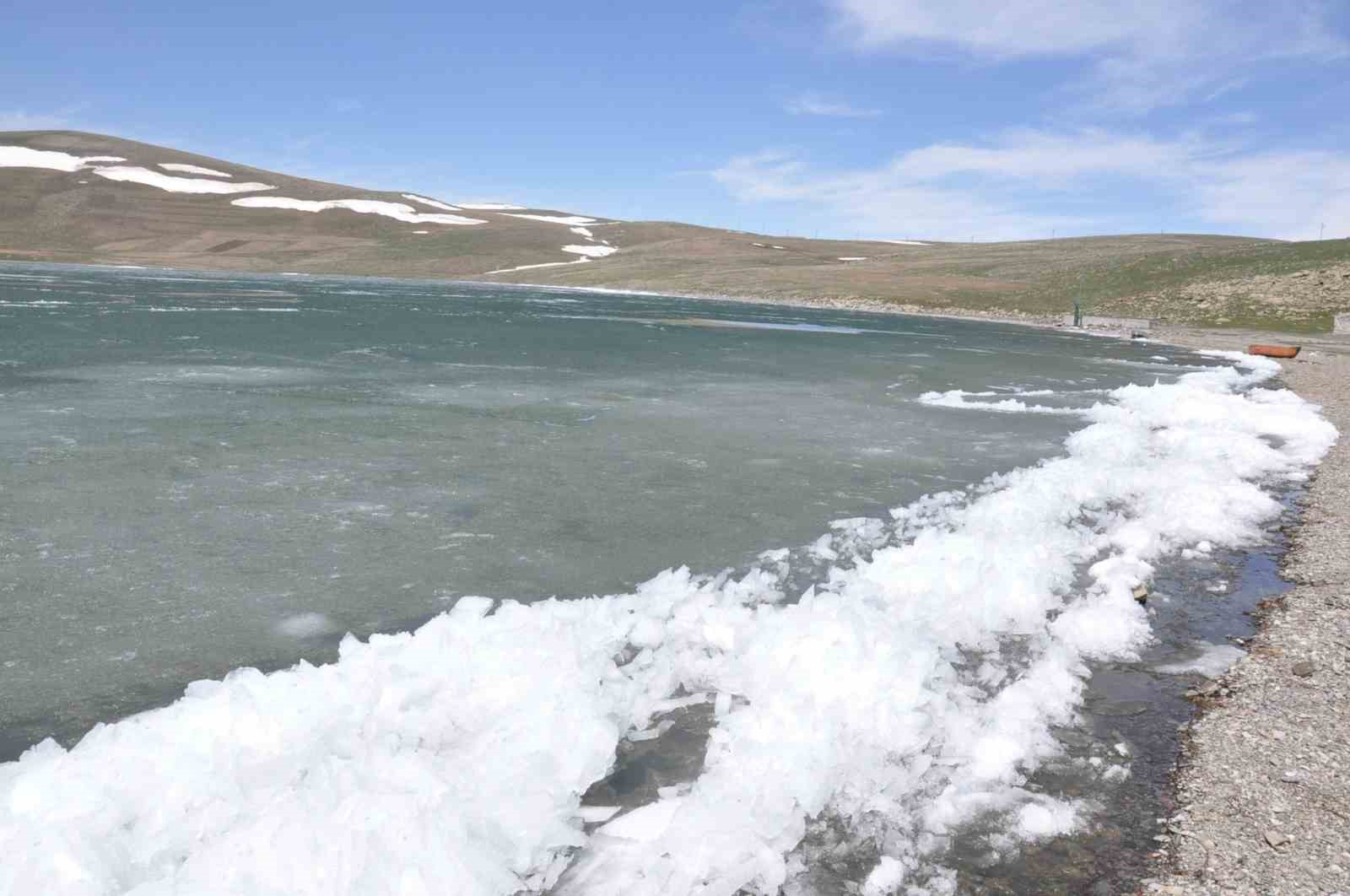 kars’ın zirvesindeki gölün buzları çözülüyor