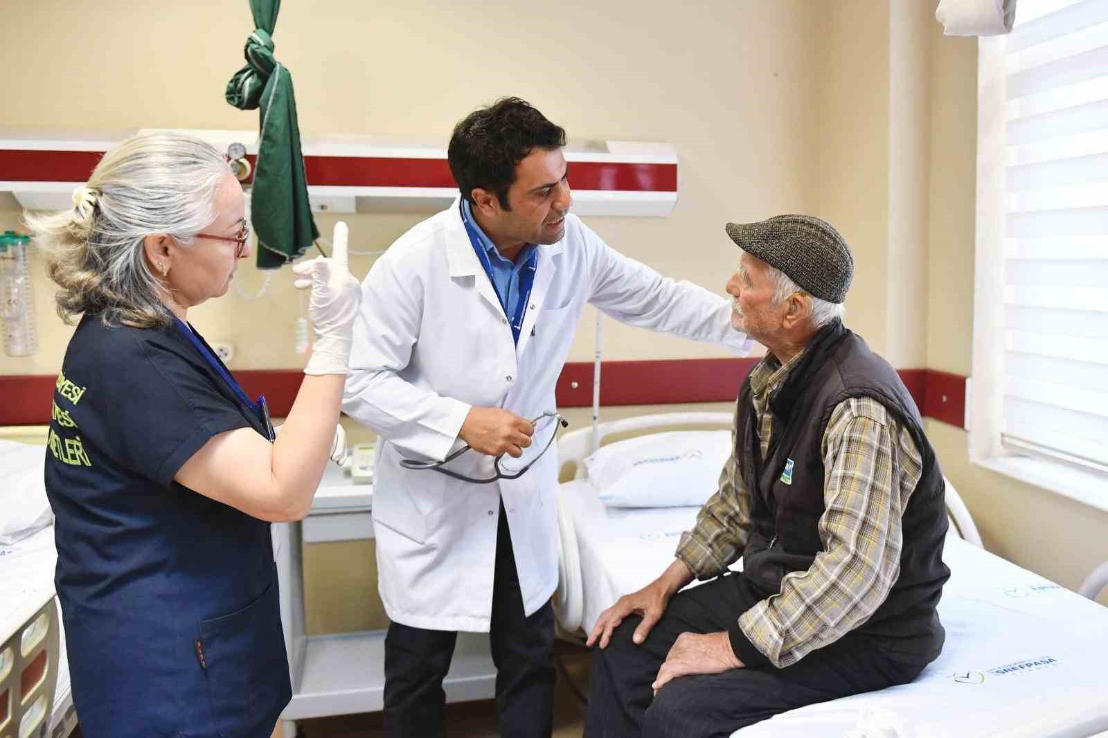 kulakları duymayan 86 yaşındaki cemil amca eşrefpaşa hastanesi’nde tedavi oldu