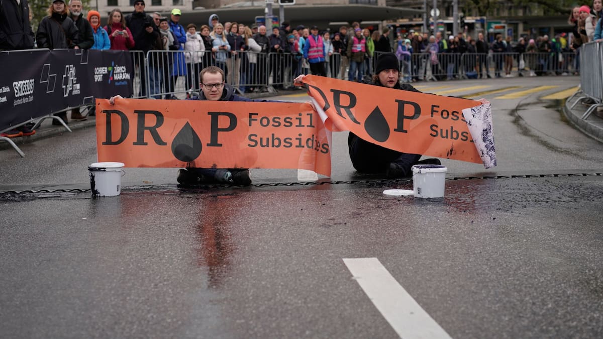 nur drei minuten vor dem startschuss: klimaaktivisten stürmen die strecke des zürich-marathons