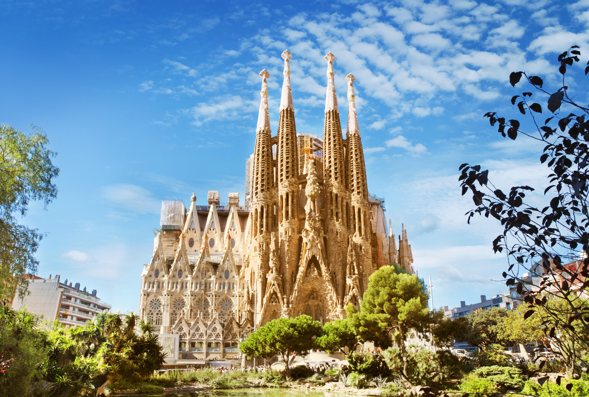 Il y a des incontournables à Barcelone même si on y vient que 2-3 jours. Le premier c'est au moins de passer devant la Sagrada Família. <p><a href="https://www.msn.com/fr-fr/community/channel/vid-7xx8mnucu55yw63we9va2gwr7uihbxwc68fxqp25x6tg4ftibpra?cvid=94631541bc0f4f89bfd59158d696ad7e">Suivez-nous et accédez tous les jours à du contenu exclusif</a></p>