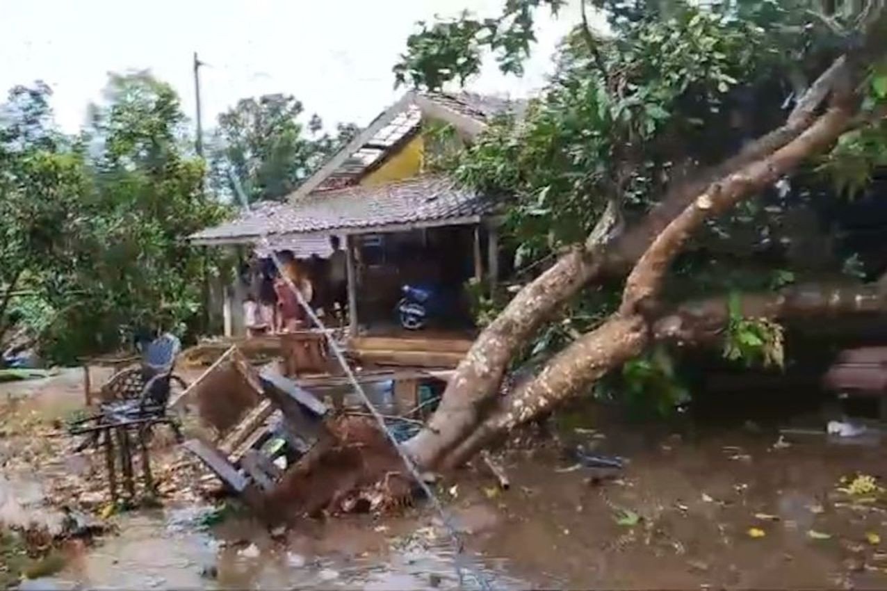 tiga desa di jepara diterjang puting beliung, 121 rumah warga rusak