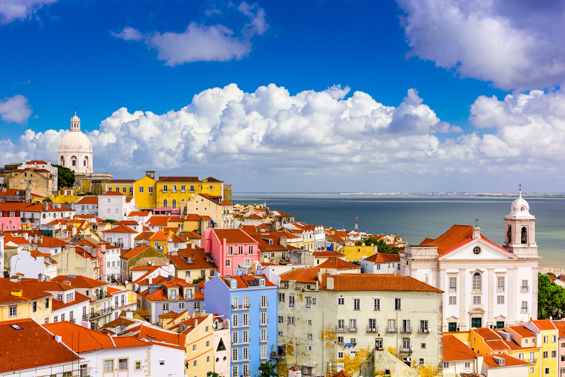 Colorée, segmentée en plusieurs quartiers typiques et atypiques, facilement accessible par les airs, la capitale portugaise est la destination phare pour faire le plein de vitamine D.<p><a href="https://www.msn.com/fr-fr/community/channel/vid-7xx8mnucu55yw63we9va2gwr7uihbxwc68fxqp25x6tg4ftibpra?cvid=94631541bc0f4f89bfd59158d696ad7e">Suivez-nous et accédez tous les jours à du contenu exclusif</a></p>