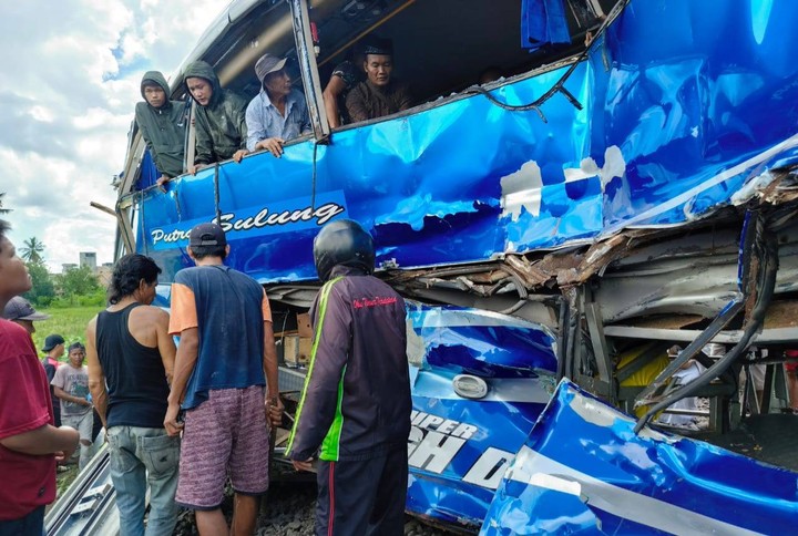 kereta api tabrak bus putra sulung di oku timur: 1 penumpang tewas, 15 terluka
