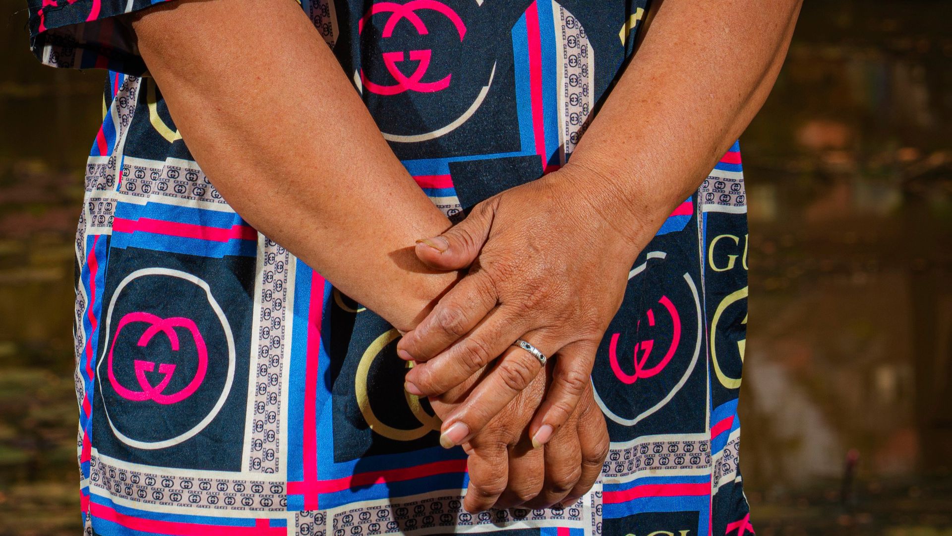 fotoprojekt in südostasien über gefälschte kleidung: die armen tragen gucci