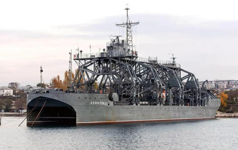 Oldest Russian warship. Details about Kommuna attacked by Navy in Crimea