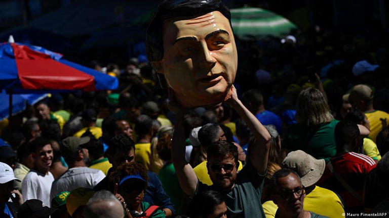 En Copacabana Bolsonaro estuvo acompañado por su esposa, tres de sus hijos y varios aliados políticos, en medio de una multitud que entre banderas de Brasil e Israel coreaba sin cesar 