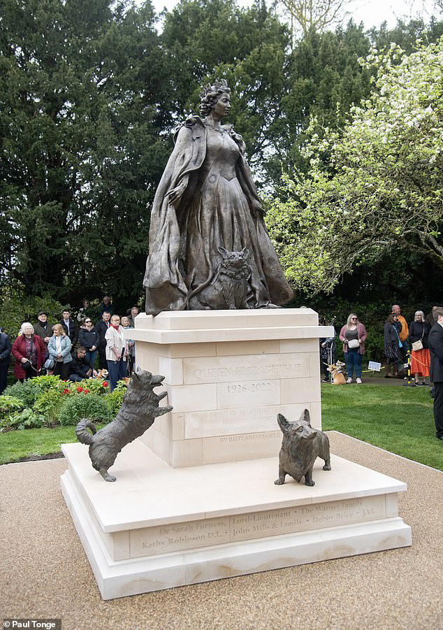 Historic moment first memorial statue to the late Queen is unveiled