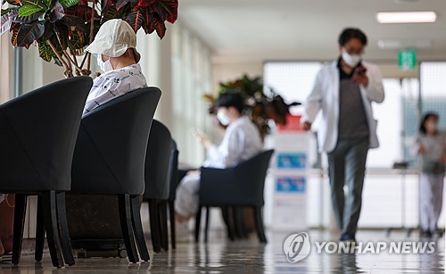 전국 의대교수들, 매주 하루 '외래진료·수술 중단' 논의한다