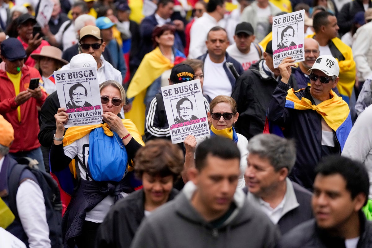 miles de opositores protestan en colombia contra el gobierno de gustavo petro