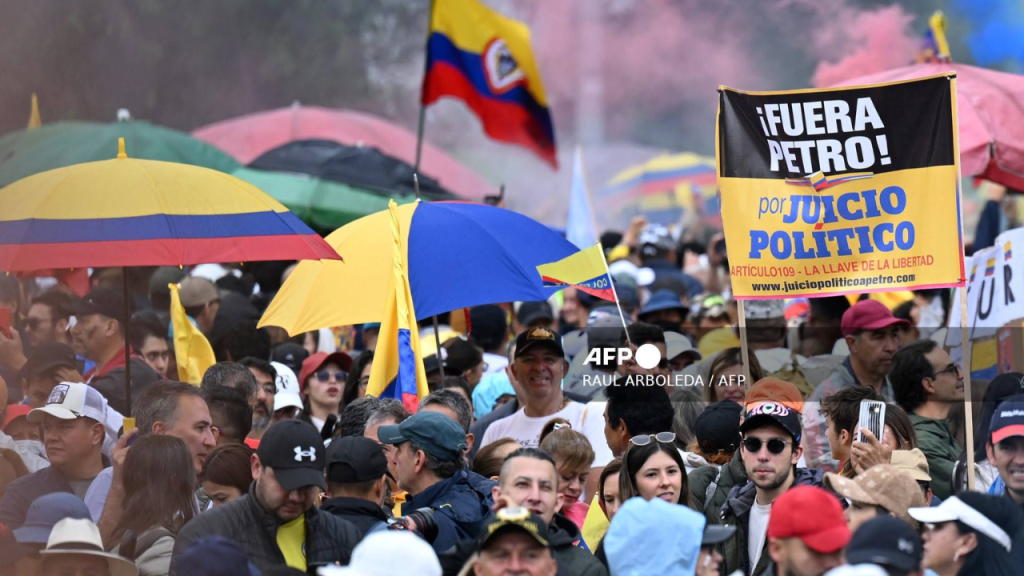 colombianos salen a las calles nuevamente a manifestarse contra petro
