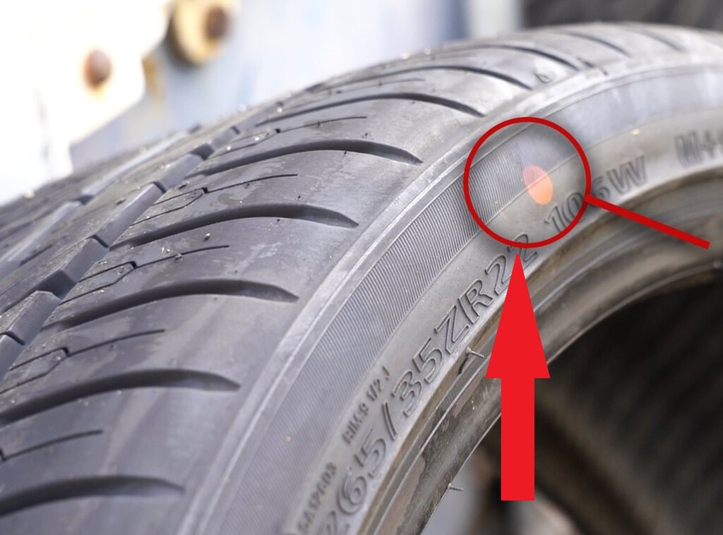 qué significa el punto rojo que se encuentra en los neumáticos de los carros