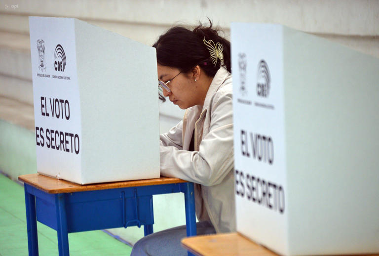 Culmina con 72 de participación el referéndum en Ecuador y se inicia