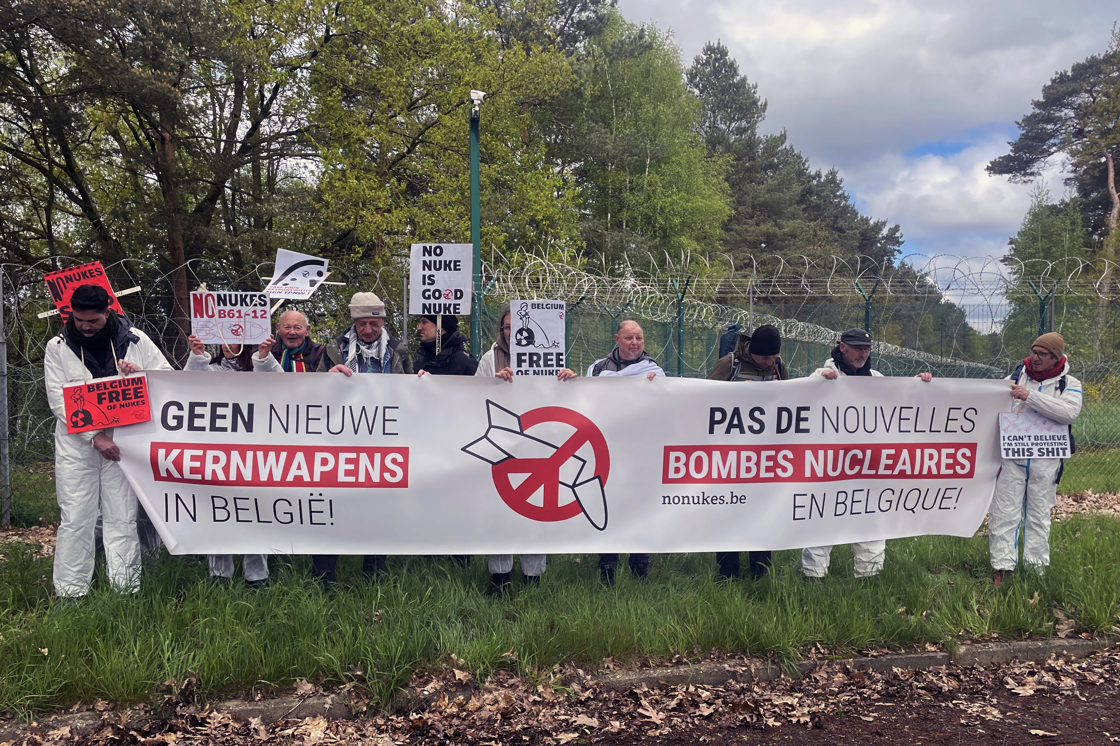 une vingtaine de manifestants s'opposent aux armes nucléaires à la base de kleine brogel