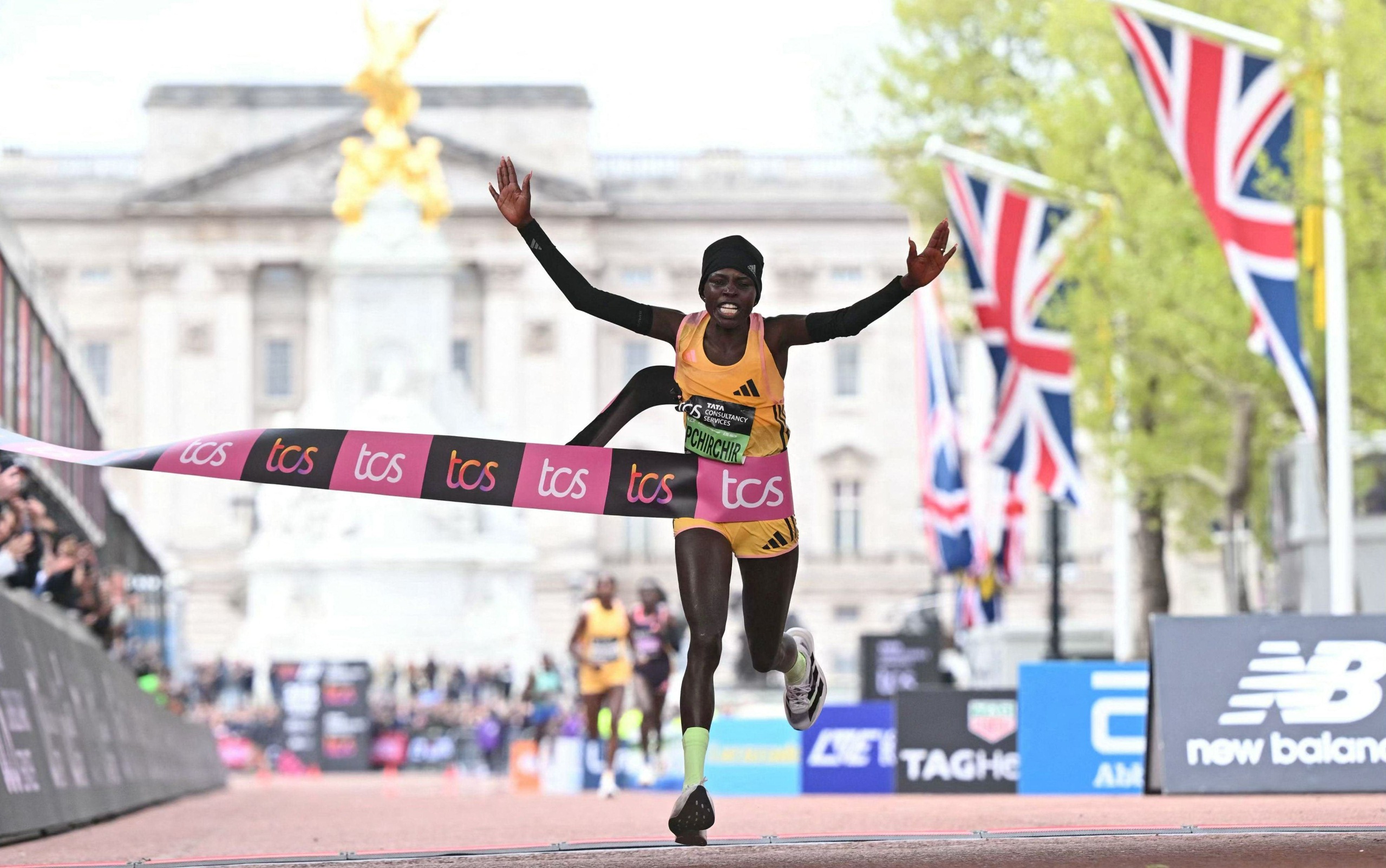 kenialle tuplavoitto lontoon maratonissa – naisten maailmanennätys meni uusiksi