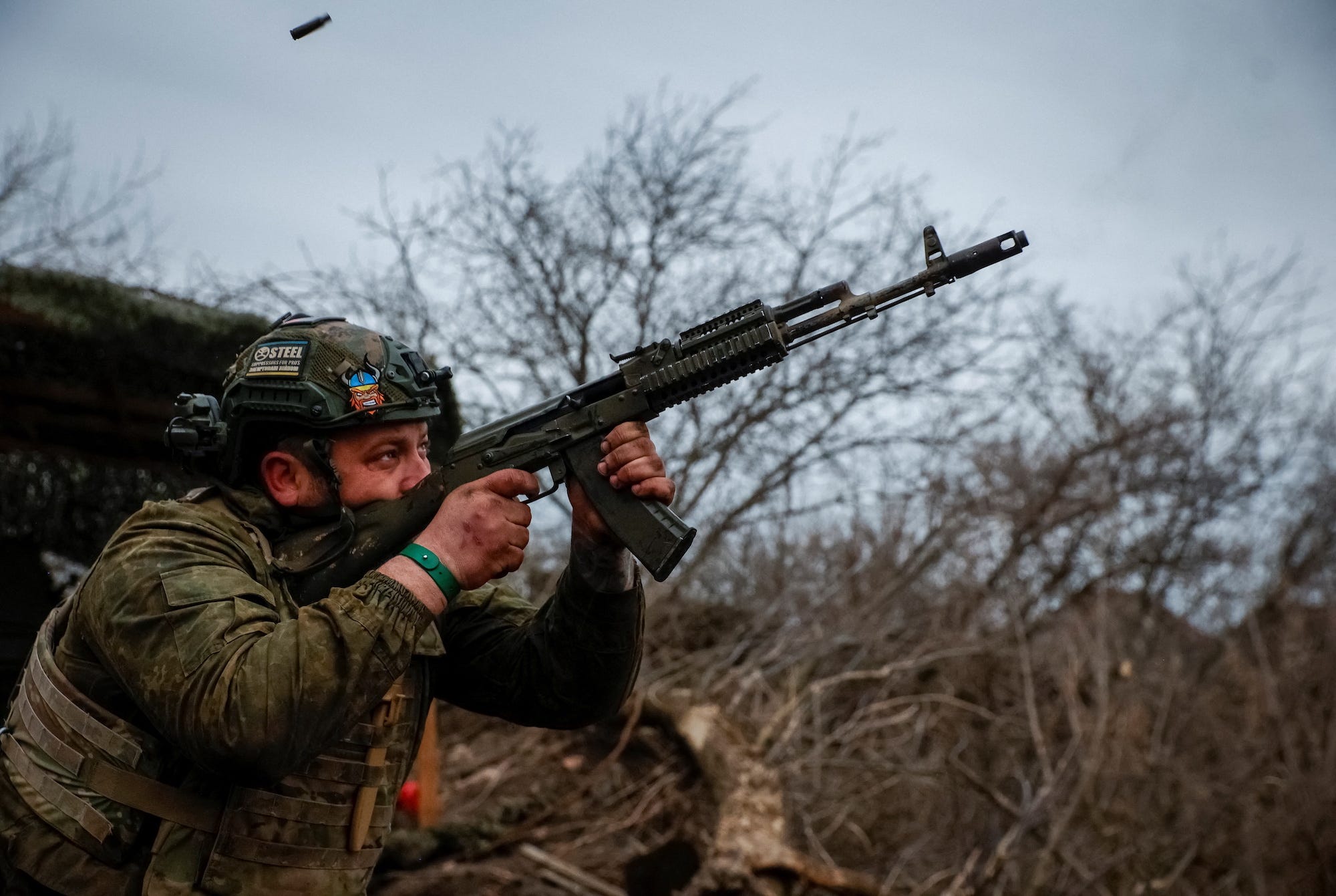 warum ein amerikanischer scharfschütze und seine einheit in der ukraine gewehre aus der sowjetzeit bevorzugen