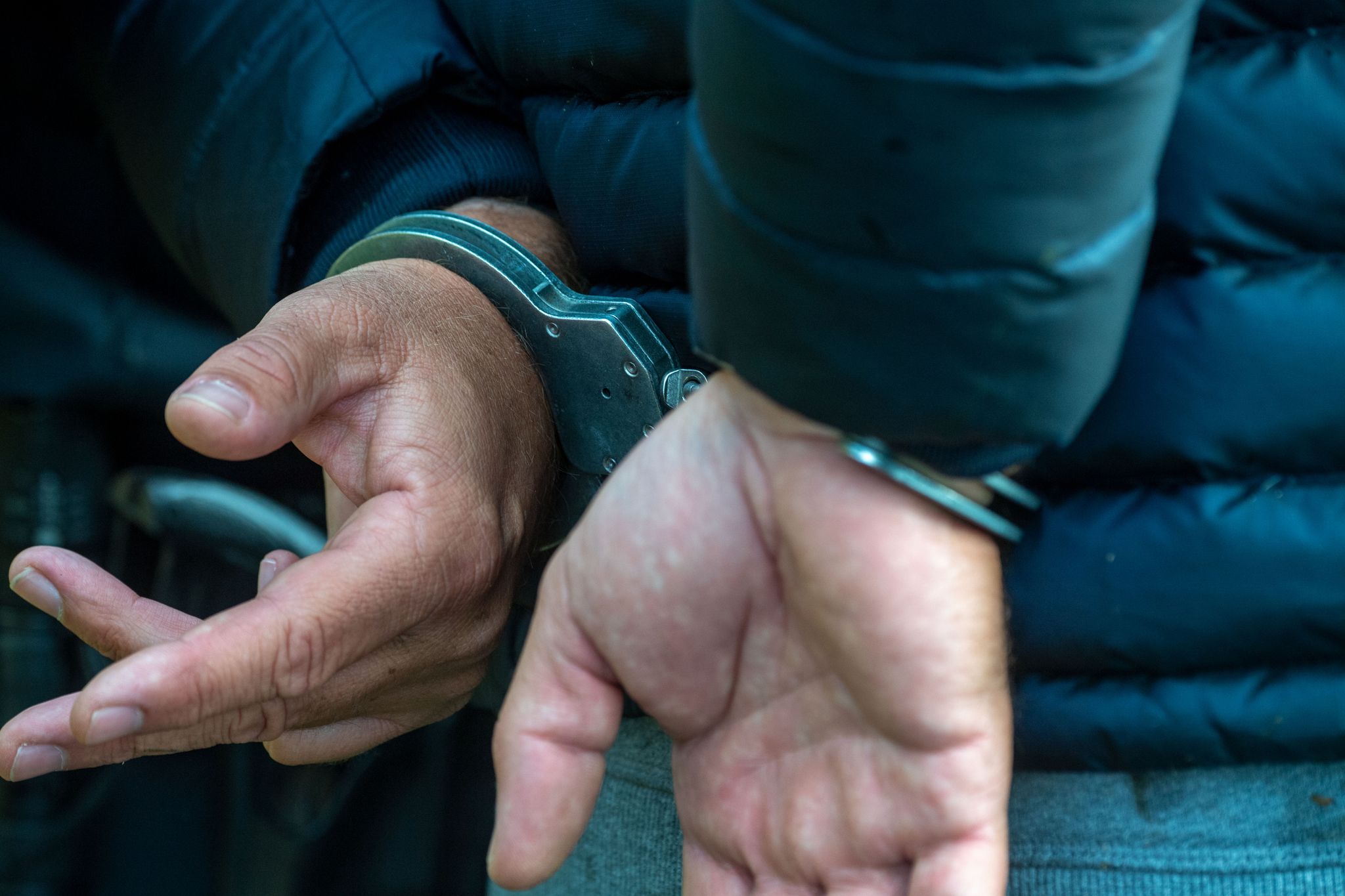polizei erwischt mann mit 17 haftbefehlen in bernburg