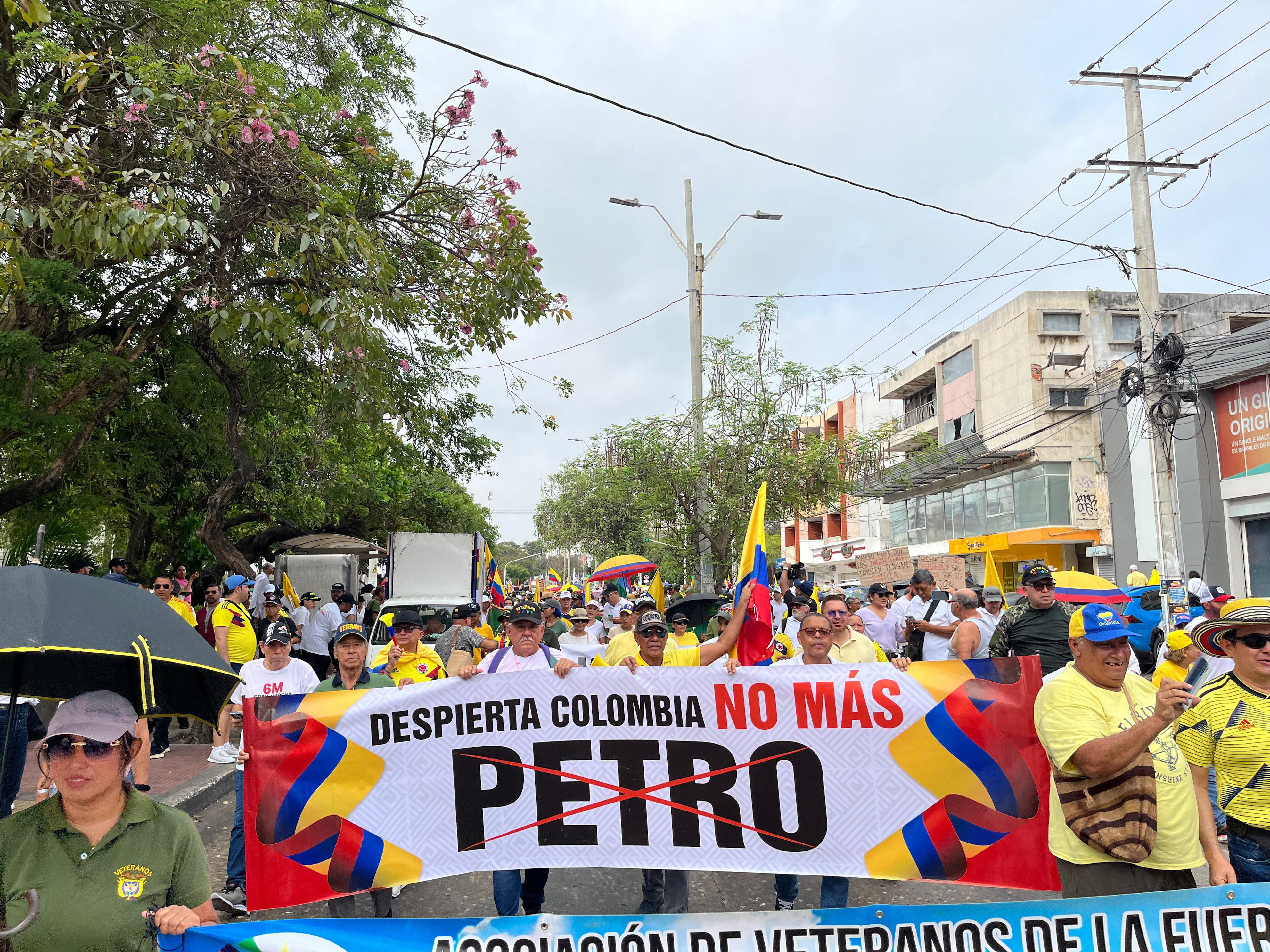 el “fuera petro” se toma la calles de madrid; colombianos protestan contra el gobierno frente a la embajada en españa