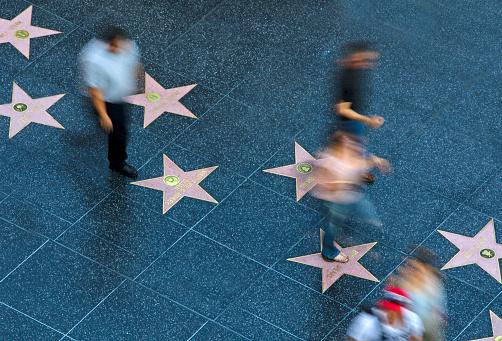 quantas estrelas existem na calçada da fama de hollywood?