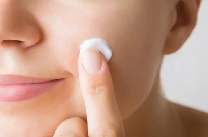Dùng kem dưỡng ẩm giúp làn da luôn trong tình trạng căng mướt.
