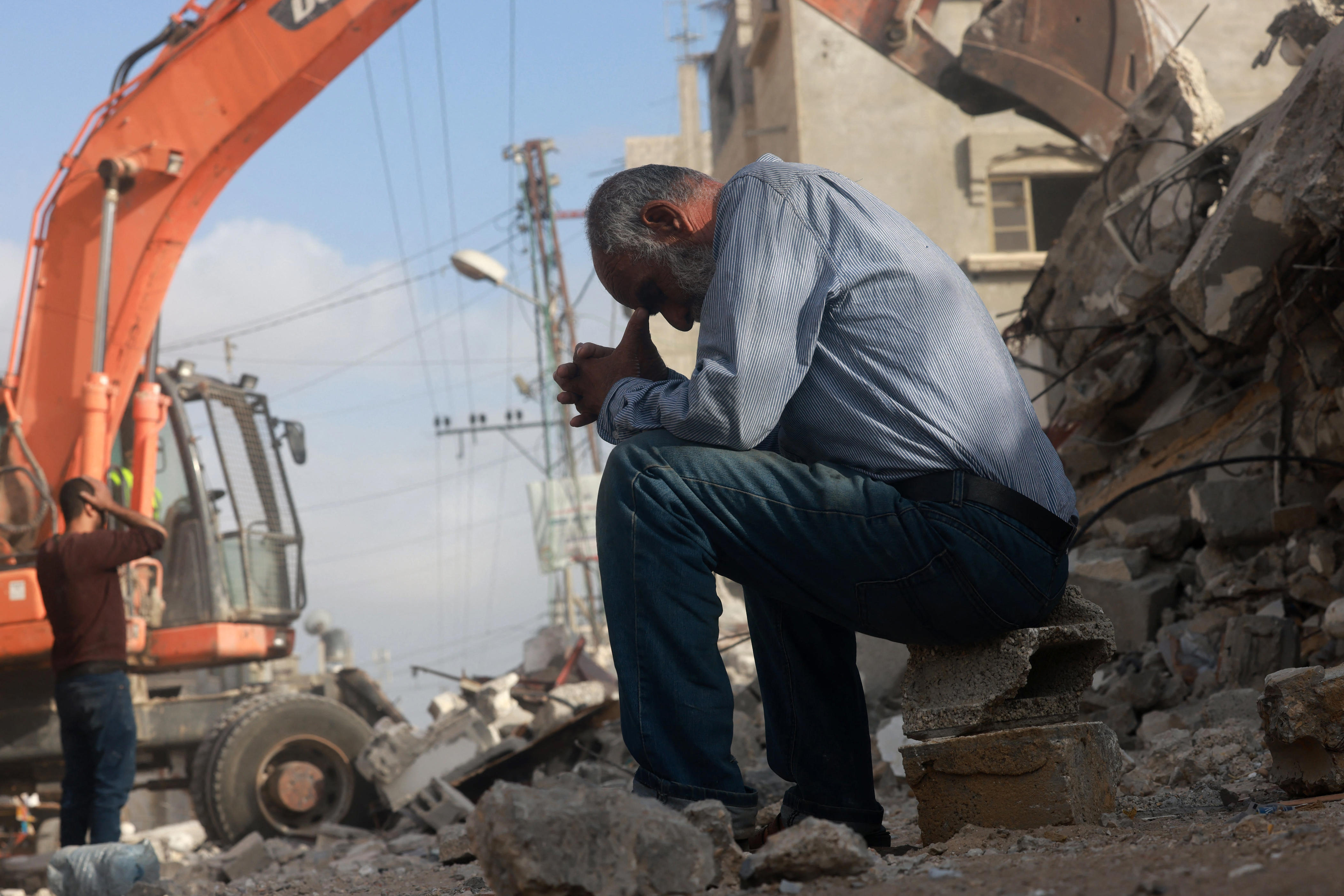 israel hammers north gaza as hamas calls for escalation and us warns of famine