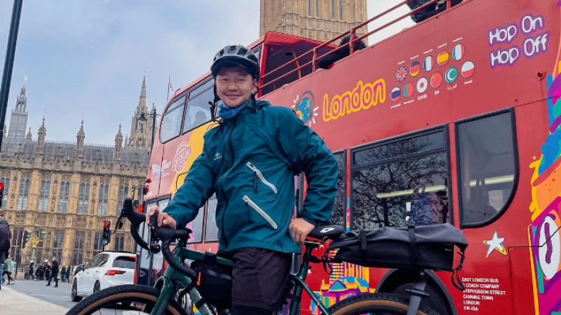 insolite : ce supporter mongol fait plus de 14.000 kilomètres à vélo pour assister à conventry – manchester united