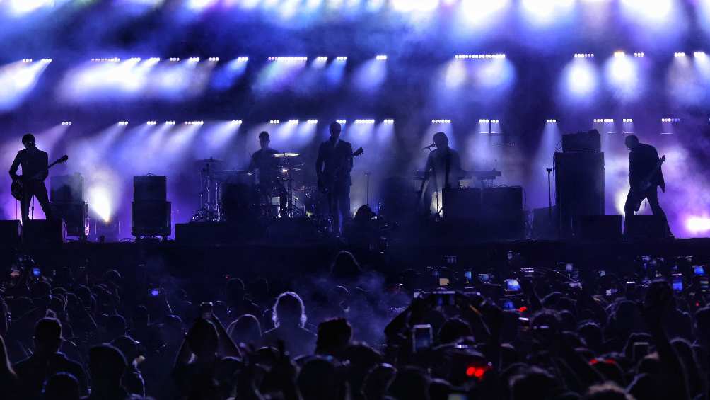 interpol se avienta canción con mariachi en su concierto gratuito del zócalo de la ciudad de méxico