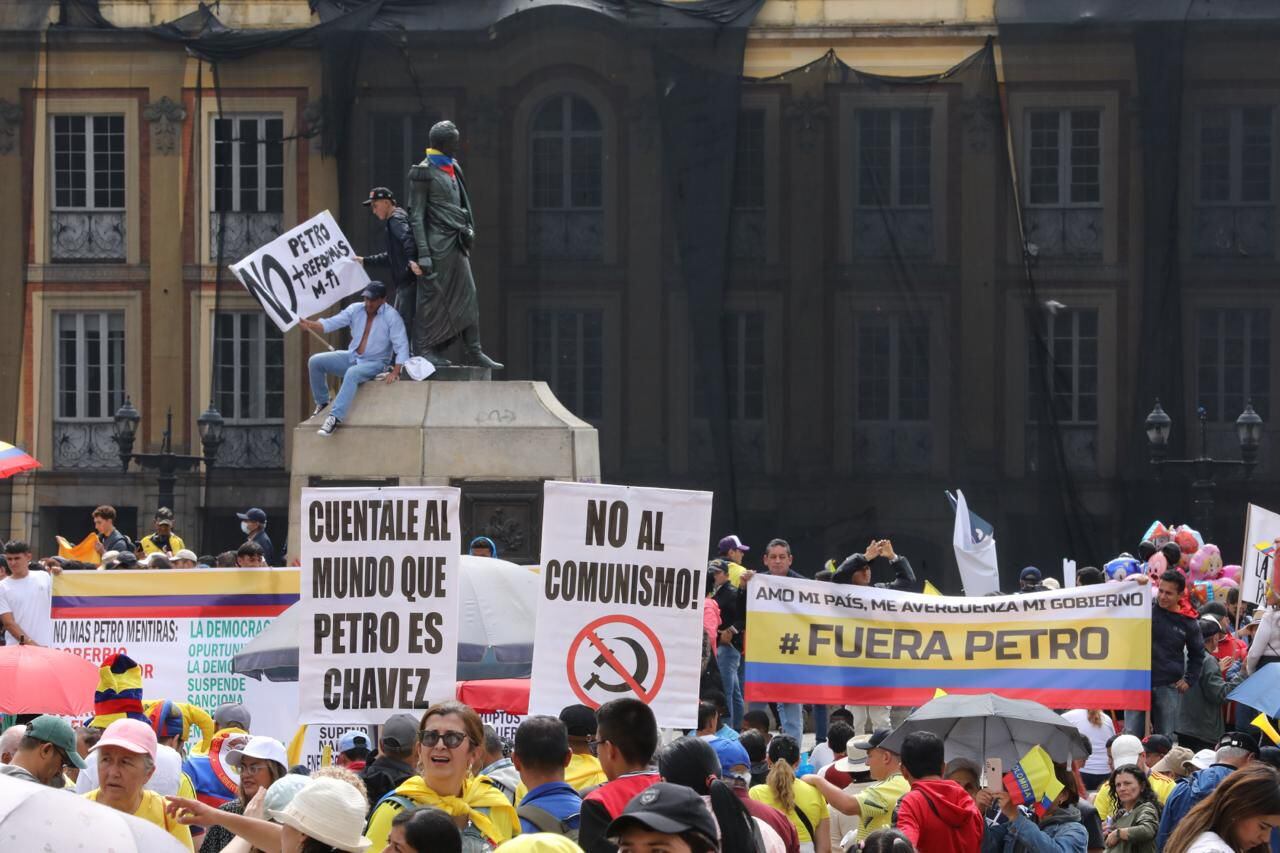 petro reaccionó a video de manifestantes que pisotearon su foto en la plaza de bolívar: “tanto odio les han metido en la cabeza”