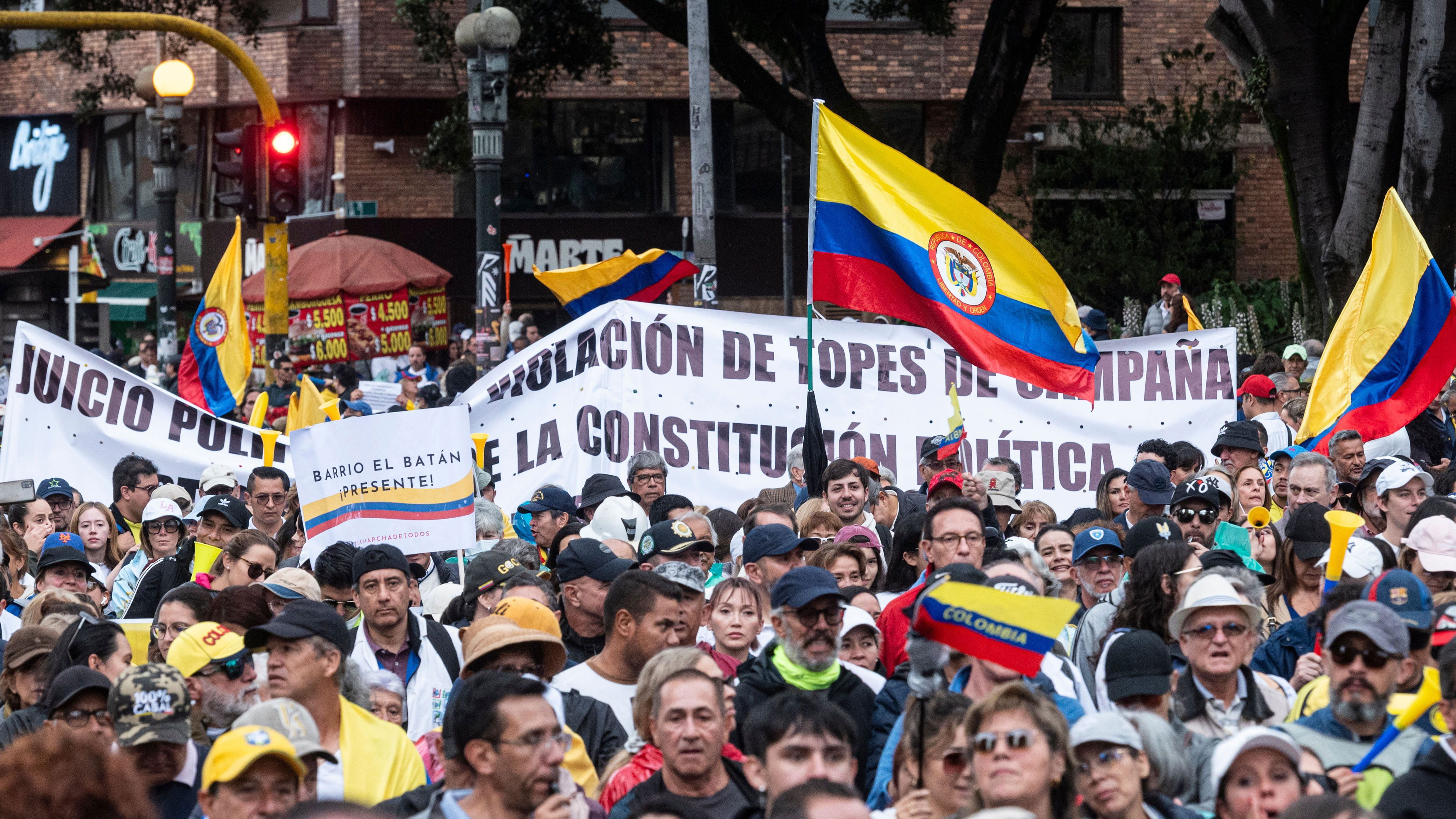 multitudinaria protesta en colombia: la oposición sale a la calle para rechazar las políticas de petro