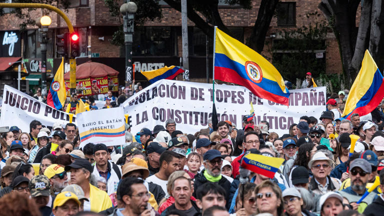 Decenas de personas se manifiestan en contra de las reformas del presidente Gustavo Petro, en las calles de Bogotá, este 21 de abril de 2024.