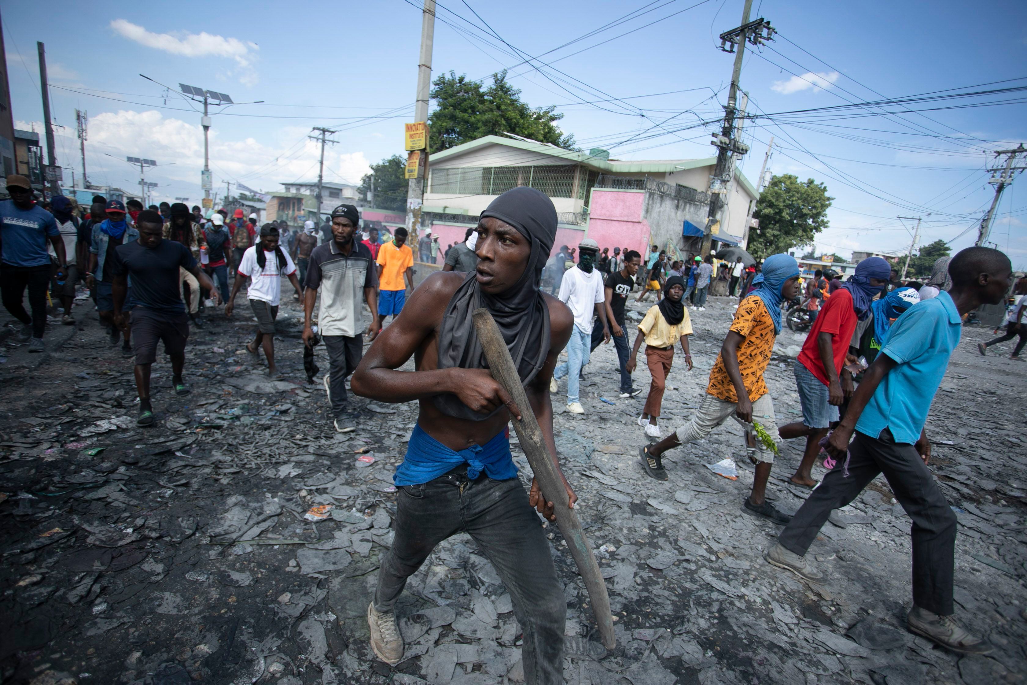 puerto príncipe sufre ataques de pandillas antes de transición gubernamental en haití